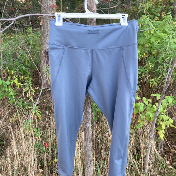 Super cute Title 9 reversible cropped leggings, sz m, grey/grey patterned - Picture 4 of 5